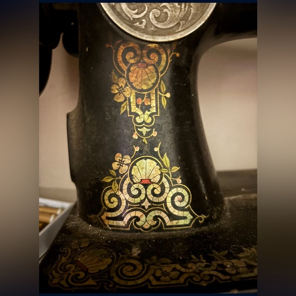 Antique 1915 G4 Series Singer Sewing Machine -Gorgeous! - Picture 6 of 6